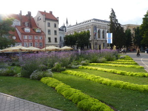 Parková úprava v lotyšské Rize formou záhonů.