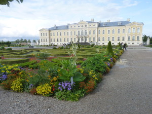 Zámek Rundale v Lotyšsku se velmi podobá Versailles ve Francii.